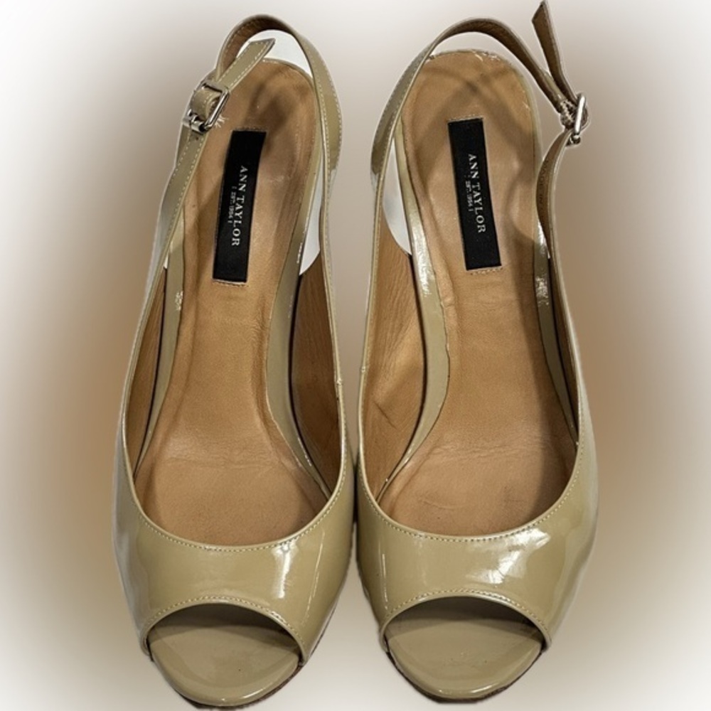 Ann Taylor Woman’s 3” Patent Leather Heel Shoe. Taupe. Size 9